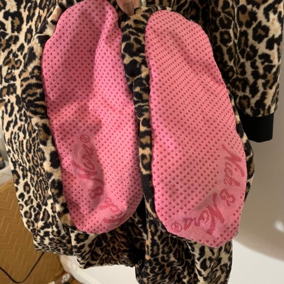 NICK & NORA Pajamas Womens Leopard print Footie SZ M Pockets - Cat Face Feet - Picture 8 of 10